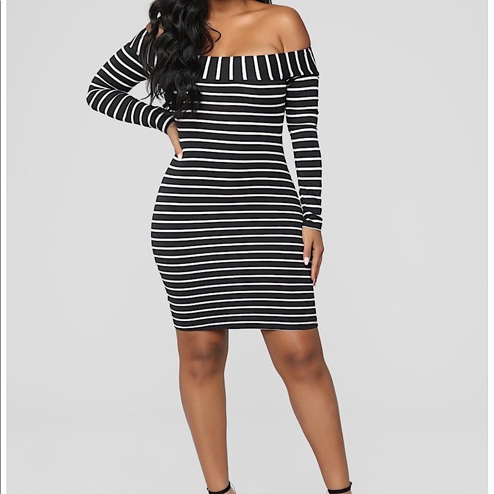 FashionNova: Stripped Off Shoulder Dress🖤🤍
